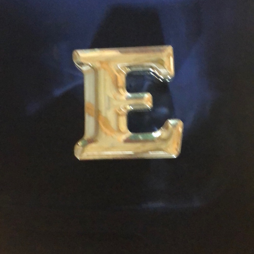 E shaped jewelry box